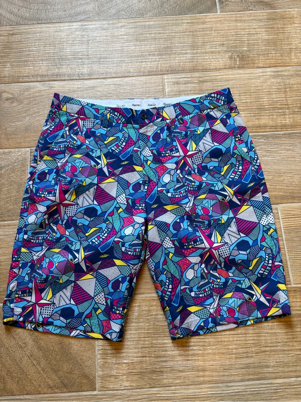 Hreski Vibrant Geometric Patterned Men’s Golf Shorts